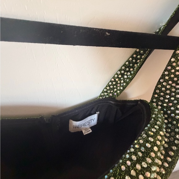 Elegant Green Off-Shoulder Evening Gown - Picture 6 of 7